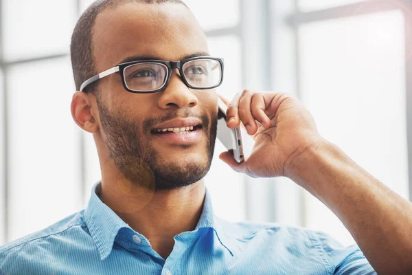 Portret Przystojnego Afro Amerykańskiego Biznesmena Okularach Mówiących Telefon Komórkowy Uśmiechnięty — Zdjęcie stockowe