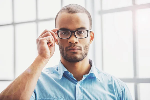 Retrato Hombre Negocios Afroamericano Guapo Serio Gafas Mirando Cámara — Foto de Stock