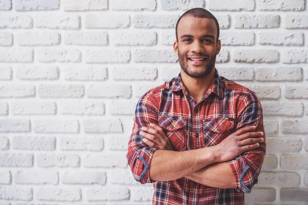 Schöner Afroamerikanischer Mann Blickt Die Kamera Und Lächelt Mit Verschränkten — Stockfoto