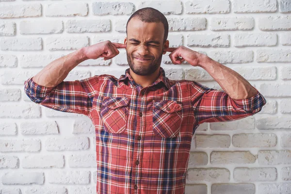 Bonito Afro Americano Homem Está Cobrindo Seus Ouvidos Com Dedos — Fotografia de Stock