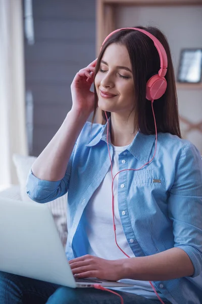 Hermosa Mujer Joven Los Auriculares Está Escuchando Música Usando Ordenador —  Fotos de Stock