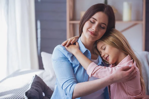 Bella Giovane Madre Sua Figlia Stanno Abbracciando Sorridendo Mentre Siedono — Foto Stock