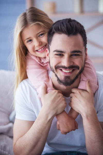 Портрет Красивого Батька Його Мила Дочка Обіймається Дивлячись Камеру Посміхаючись — стокове фото