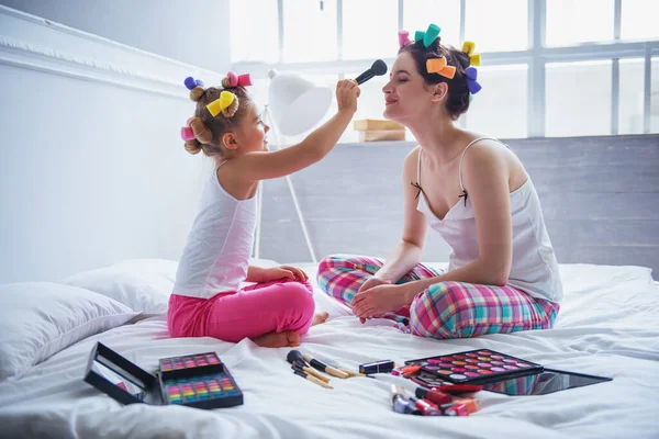 Schöne Junge Mutter Und Ihre Tochter Pyjama Und Mit Lockenwicklern — Stockfoto