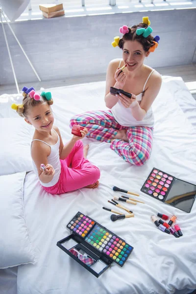 Vista Alto Ângulo Jovem Mãe Sua Filha Pijama Com Encrespadores — Fotografia de Stock