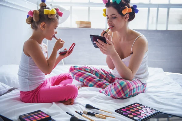 Bela Jovem Mãe Sua Filha Pijama Com Encrespadores Cabelo Estão — Fotografia de Stock