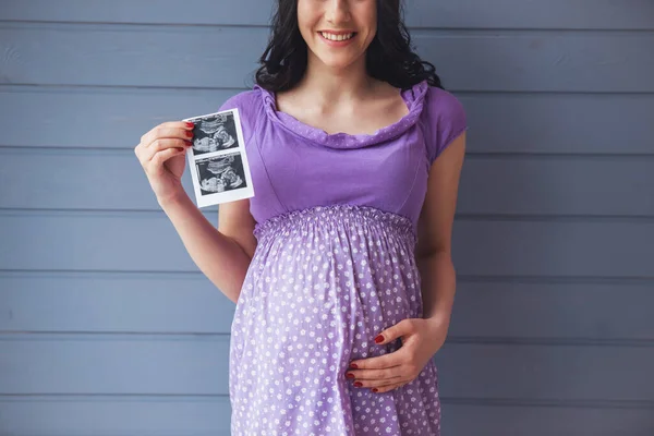 Przycięty Obraz Piękna Kobieta Ciąży Holding Usg Trzymając Jedną Ręką — Zdjęcie stockowe