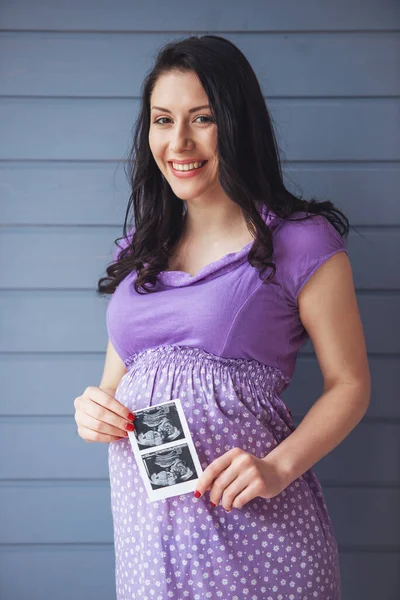 Krásná Těhotná Žena Drží Ultrazvuk Při Pohledu Fotoaparát Usmíval Stojí — Stock fotografie