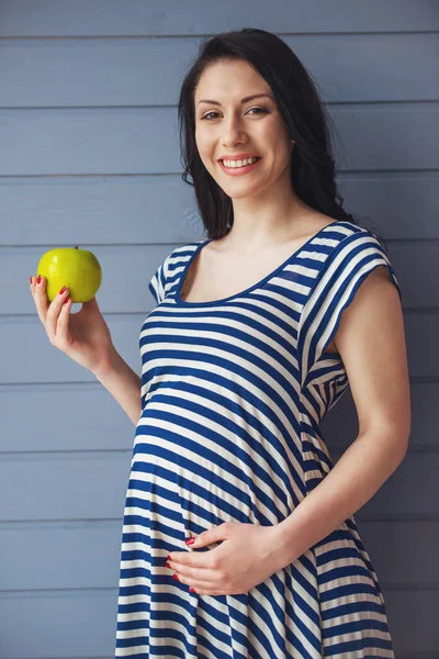 Schöne Schwangere Frau Hält Einen Apfel Hält Eine Hand Auf — Stockfoto