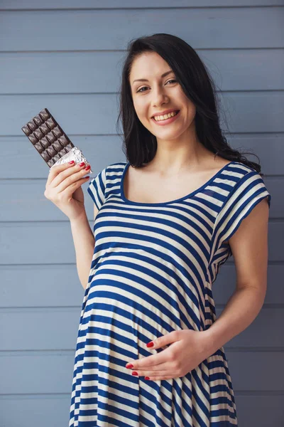 Güzel Hamile Kadın Çikolata Bar Holding Bir Yandan Bir Karnına — Stok fotoğraf