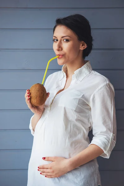 Piękna Kobieta Ciąży Pije Mleko Kokosowe Patrząc Kamery Uśmiechnięty Stojący — Zdjęcie stockowe