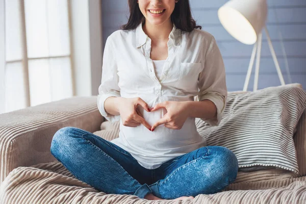 Imagen Recortada Una Hermosa Joven Embarazada Mostrando Signo Del Corazón — Foto de Stock