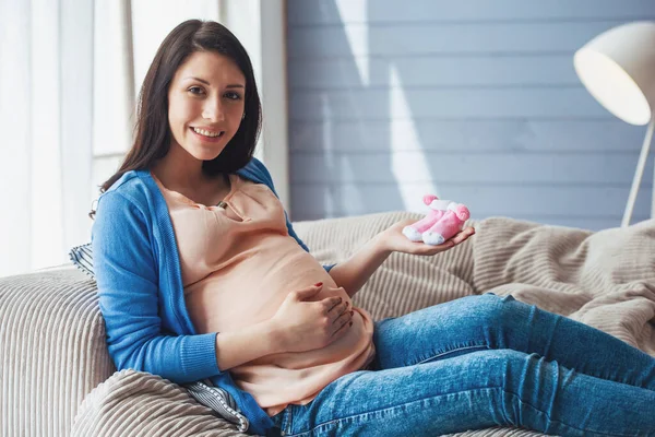 Piękna Kobieta Ciąży Trzyma Buty Dziecięce Trzymając Jedną Ręką Brzuch — Zdjęcie stockowe