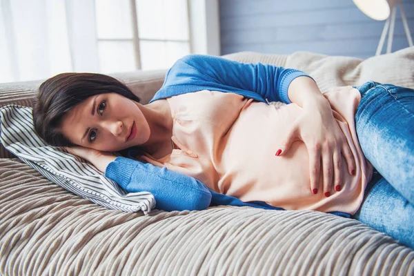 Piękna Kobieta Ciąży Jest Utrzymanie Jednej Ręce Brzuchu Patrząc Kamery — Zdjęcie stockowe