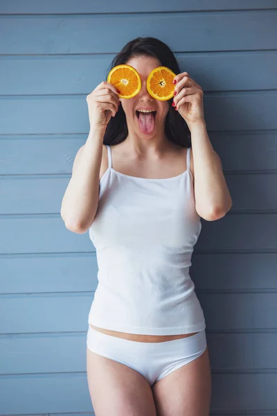 매력적인 속옷에 오렌지의 조각으로 그녀의 보여주는 — 스톡 사진