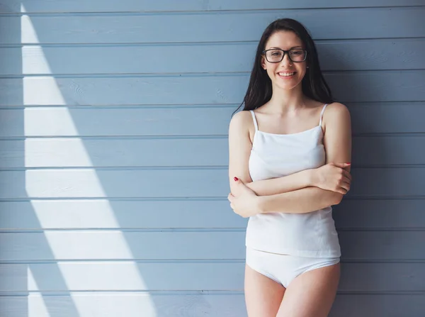 Mujer Joven Atractiva Ropa Interior Gafas Está Mirando Cámara Sonriendo — Foto de Stock