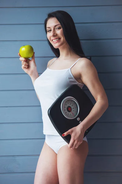 Mujer Joven Atractiva Ropa Interior Está Sosteniendo Una Manzana Pesan —  Fotos de Stock