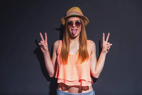 Retrato Chica Atractiva Ropa Verano Gafas Sol Mirando Cámara Mostrando —  Fotos de Stock