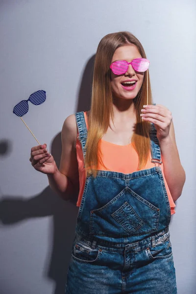 Atraktivní Dívka Letních Šatech Papírovými Brýlemi Usmívajícími Šedém Pozadí — Stock fotografie