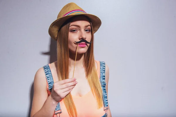 Attraktives Mädchen Sommerkleidung Posiert Mit Papierschnurrbart Auf Holzstab Und Blickt — Stockfoto