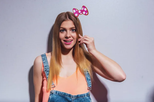 Attraktives Mädchen Sommerkleidung Posiert Mit Papierschleife Auf Holzstab Blickt Die — Stockfoto