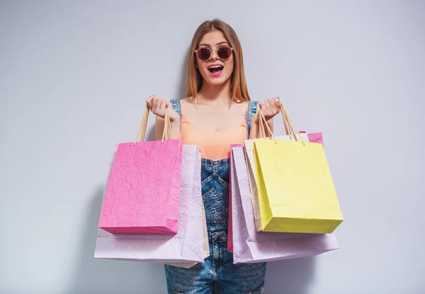 Attraktives Mädchen Sommerkleidung Und Sonnenbrille Hält Einkaufstüten Der Hand Blickt — Stockfoto