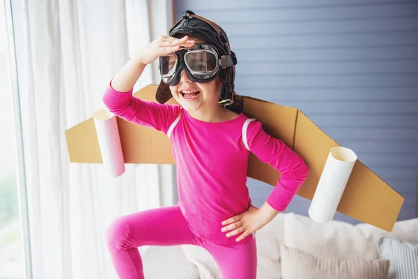 Menina Bonito Vestido Como Piloto Com Asas Brinquedo Está Sorrindo — Fotografia de Stock