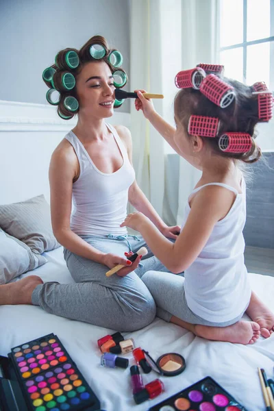 Bela Jovem Mãe Sua Filha Pijama Com Encrespadores Cabelo Estão — Fotografia de Stock