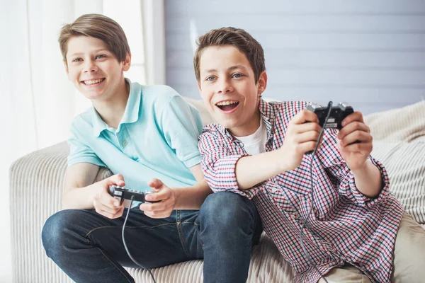 Dois Meninos Adolescentes Atraentes Estão Jogando Console Jogo Sorrindo Enquanto — Fotografia de Stock