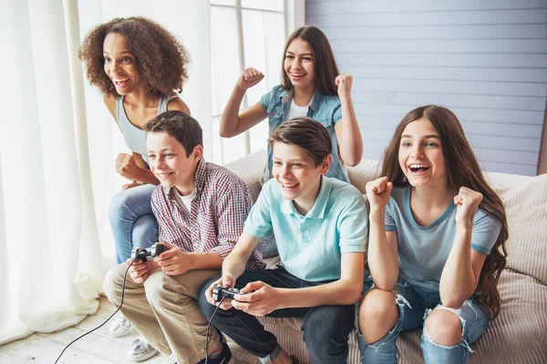 Grupo Adolescentes Niños Niñas Está Jugando Consola Juegos Sonriendo Mientras —  Fotos de Stock