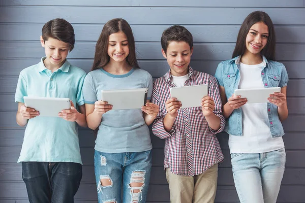 Grupo Adolescentes Niñas Está Usando Tabletas Sonriendo Mientras Está Pie —  Fotos de Stock