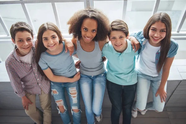 Wysoki Kąt Widzenia Grupy Nastoletnich Chłopców Dziewcząt Patrząc Kamery Przytulanie — Zdjęcie stockowe