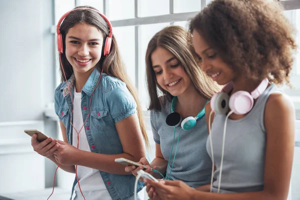 Gruppo Ragazze Adolescenti Cuffia Sta Ascoltando Musica Utilizzando Smartphone Sorridendo — Foto Stock