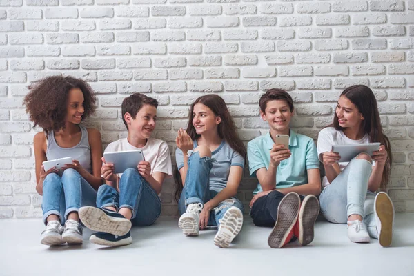 Genç Erkek Kız Grup Araçları Kullanma Söz Gülümseyen Beyaz Tuğla — Stok fotoğraf