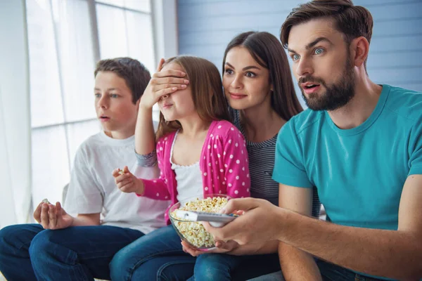 Bei Giovani Genitori Figlia Figlio Stanno Guardando Mangiando Popcorn Mostrando — Foto Stock
