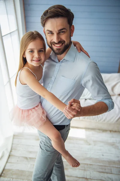 Красивий Молодий Батько Його Мила Маленька Дочка Танцюють Вдома Дивлячись — стокове фото