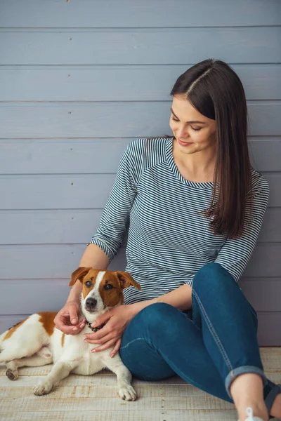 Bela Jovem Mulher Está Sorrindo Enquanto Sentado Com Seu Cão — Fotografia de Stock
