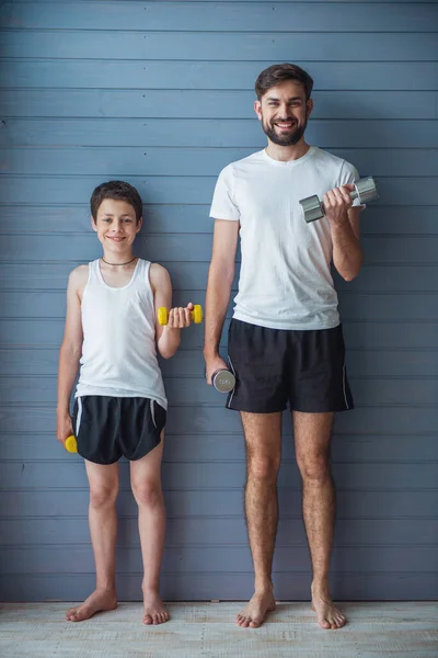 Schöner Junger Vater Und Sein Halbwüchsiger Sohn Schauen Die Kamera — Stockfoto