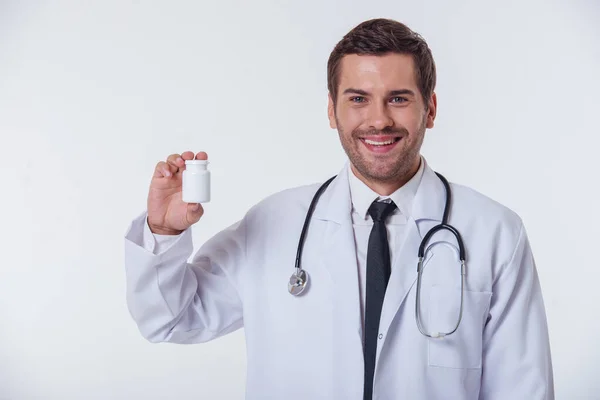 Bel Dottore Camice Bianco Tiene Mano Una Bottiglia Medicina Guarda — Foto Stock