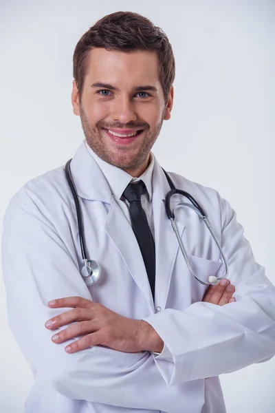 Portret Przystojny Lekarz Białym Płaszczu Patrząc Kamery Uśmiechając Się Stojąc — Zdjęcie stockowe