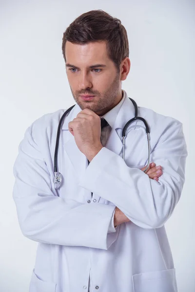 Πορτρέτο Του Όμορφος Σκεπτικός Γιατρός Λευκό Παλτό Κρατώντας Χέρι Στο — Φωτογραφία Αρχείου