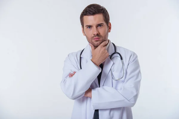 Πορτρέτο Του Όμορφος Σκεπτικός Γιατρός Λευκό Παλτό Κρατώντας Χέρι Πηγούνι — Φωτογραφία Αρχείου