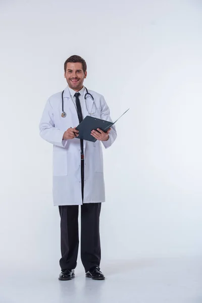Pełna Długość Portret Przystojny Lekarz Białym Płaszczu Posiadających Folder Patrząc — Zdjęcie stockowe
