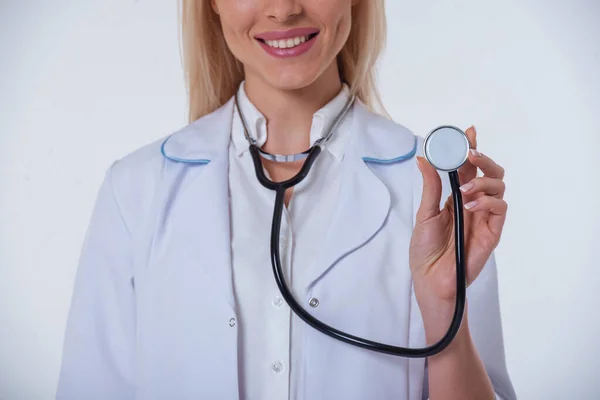 Beyaz Önlük Beyaz Arka Plan Üzerinde Izole Bir Stetoskop Tutarken — Stok fotoğraf
