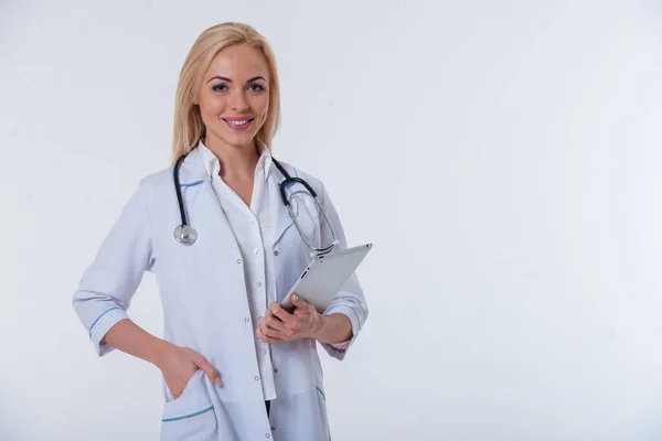 Portré Gyönyörű Női Orvos Fehér Kabátot Gazdaság Tabletta Nézte Kamerát — Stock Fotó
