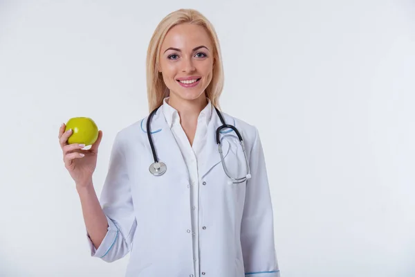 Portret Pięknej Kobiety Lekarz Białym Płaszczu Trzymając Jabłko Patrząc Aparat — Zdjęcie stockowe