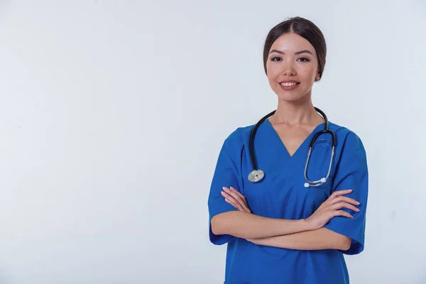 Портрет Красивой Азиатской Женщины Врача Синей Медицинской Одежде Смотрящей Камеру — стоковое фото