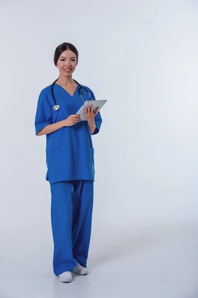 Pełna Długość Portret Pięknej Azjatyckiej Kobiety Lekarz Niebieskim Nosić Medyczne — Zdjęcie stockowe