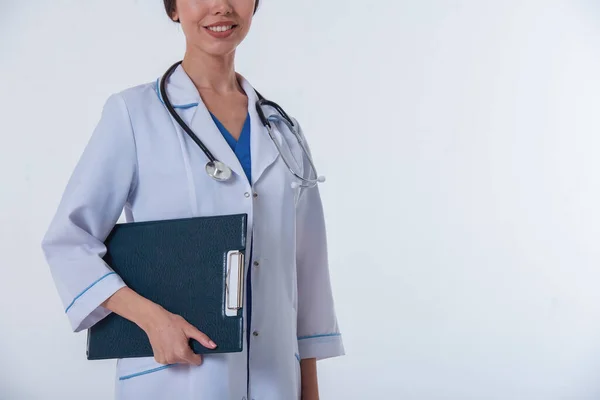 Przycięte Obraz Pięknej Azjatyckiej Kobiety Lekarz Białym Płaszczu Trzyma Folder — Zdjęcie stockowe
