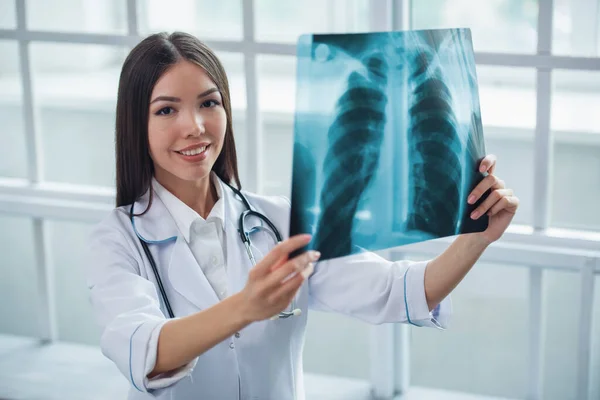 Vackra Asiatiska Kvinnliga Läkare Vit Rock Undersöka Röntgen Tittar Kameran — Stockfoto